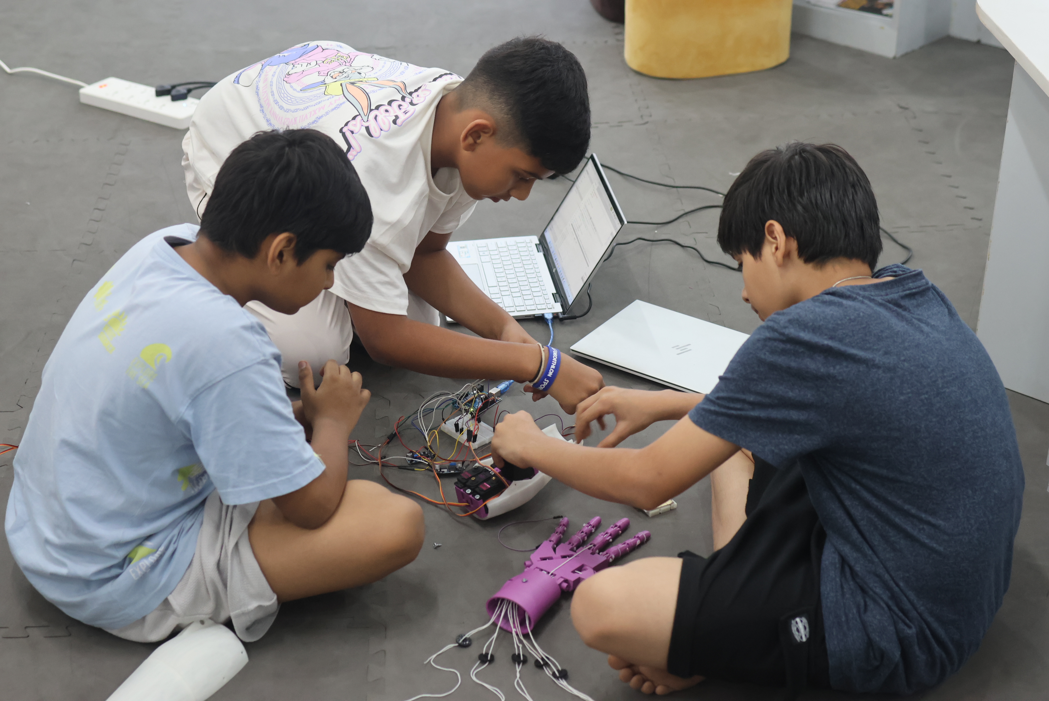Kids learning AI and machine learning at MittyVerse STEAM makerspace in Gurugram