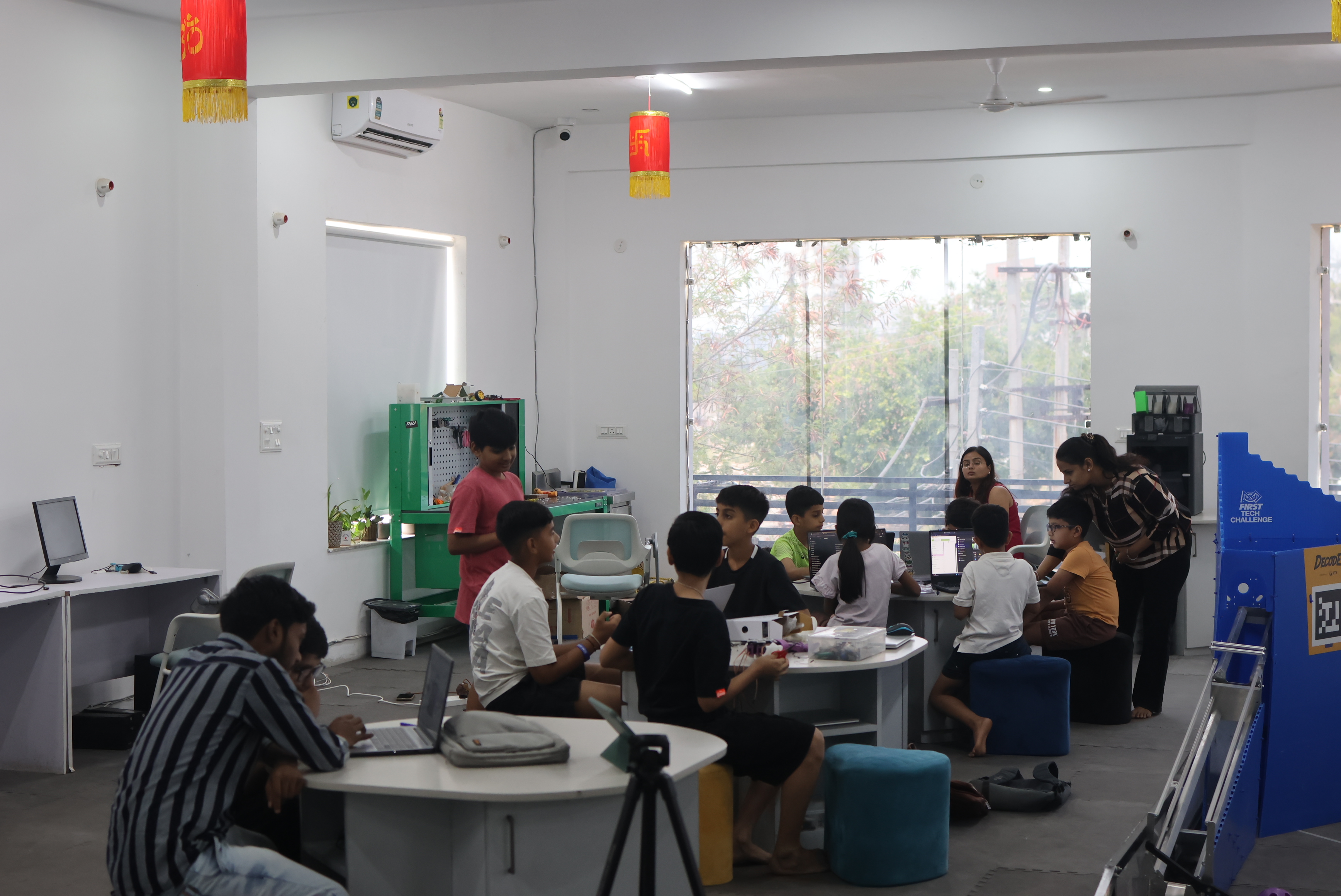 Child learning AI and machine learning concepts at MittyVerse Gurugram