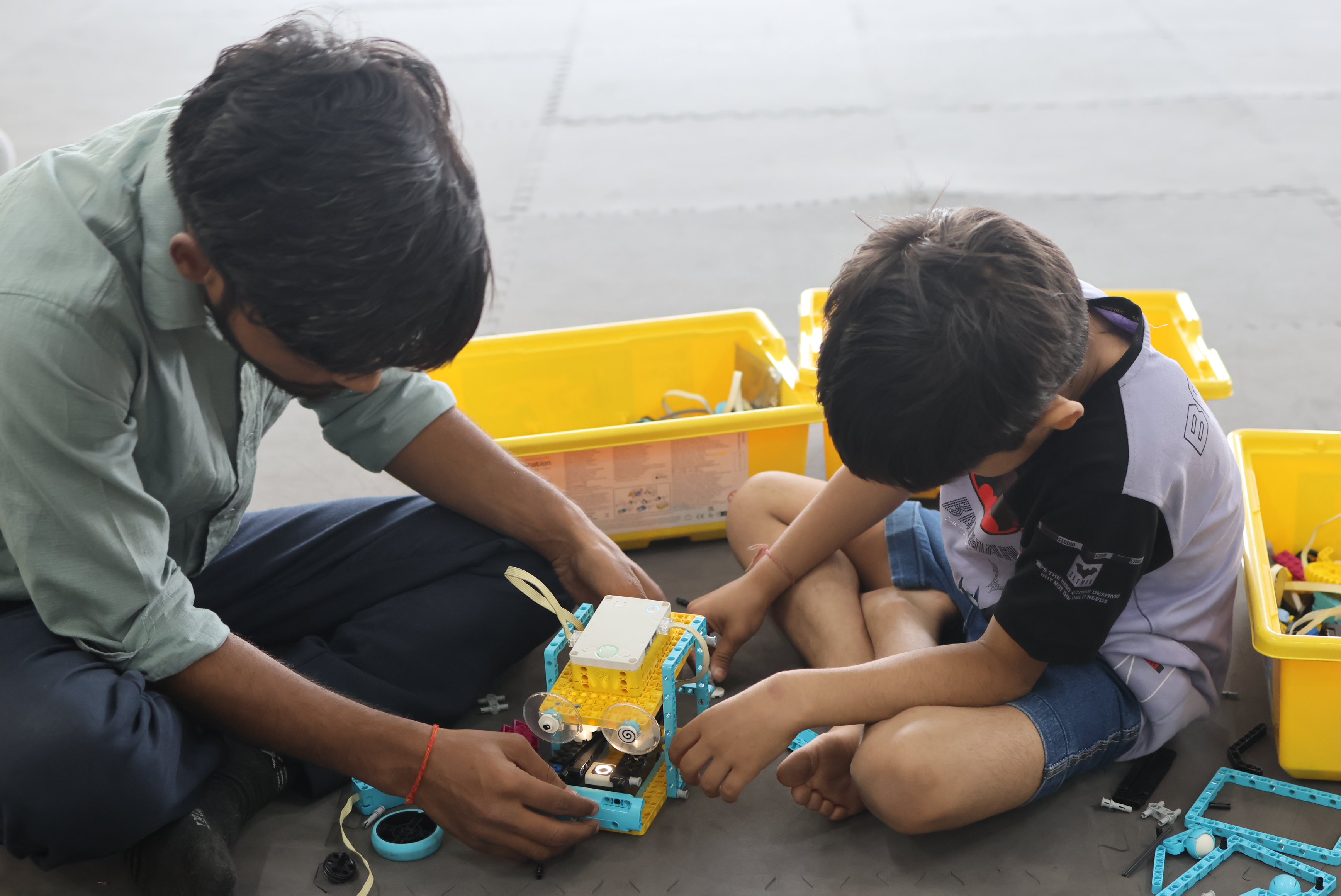 Kids attending robotics class in Gurugram at MittyVerse STEAM lab